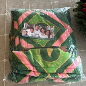 LUG PINK/GREEN WICKED CUDDLE THROW, NWT